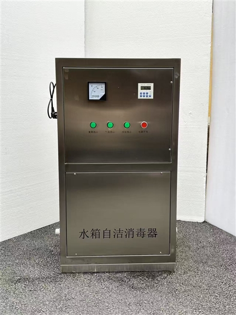 External water tank self-cleaning and disinfecting device
